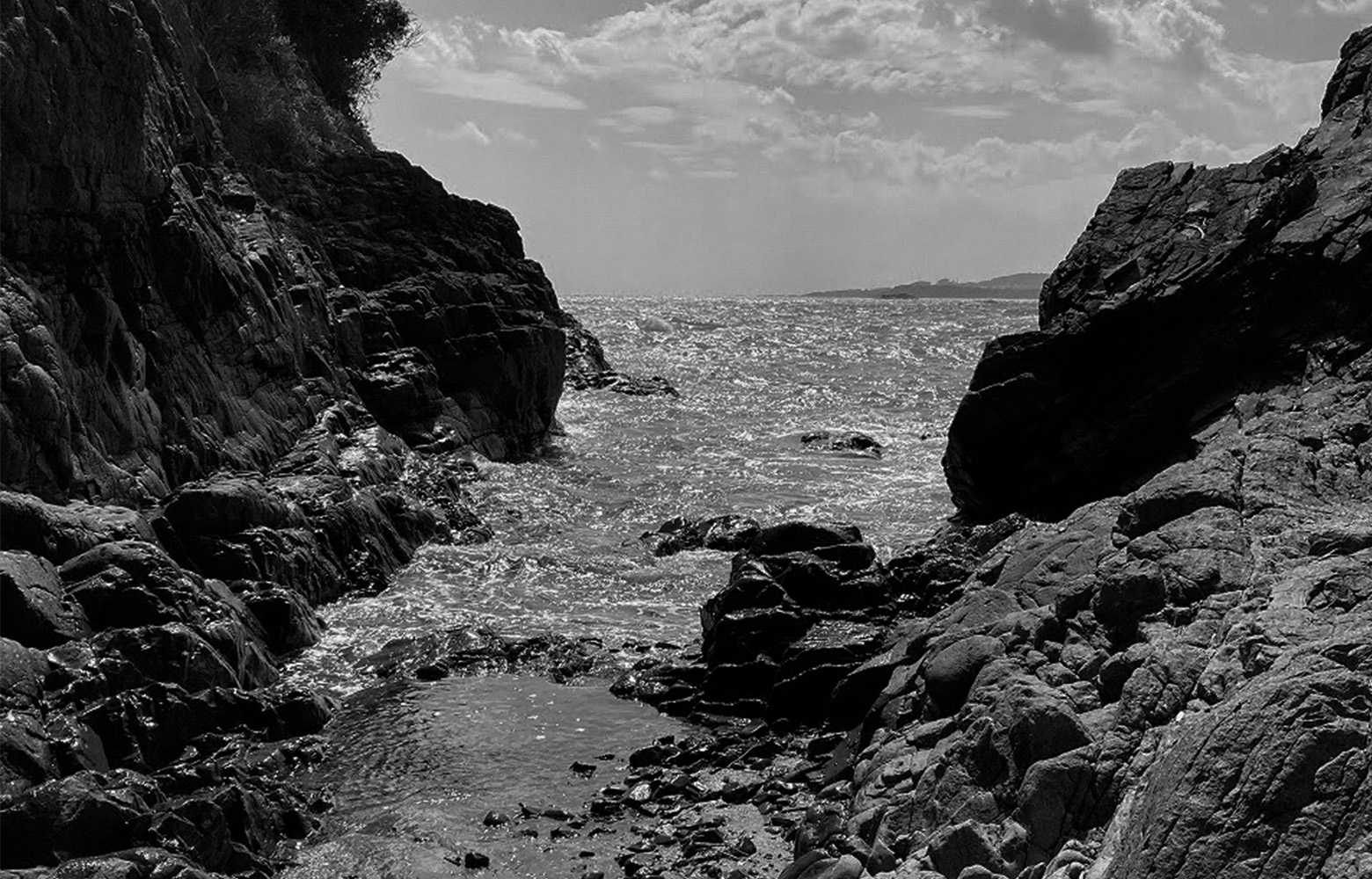 岩場から覗く海原