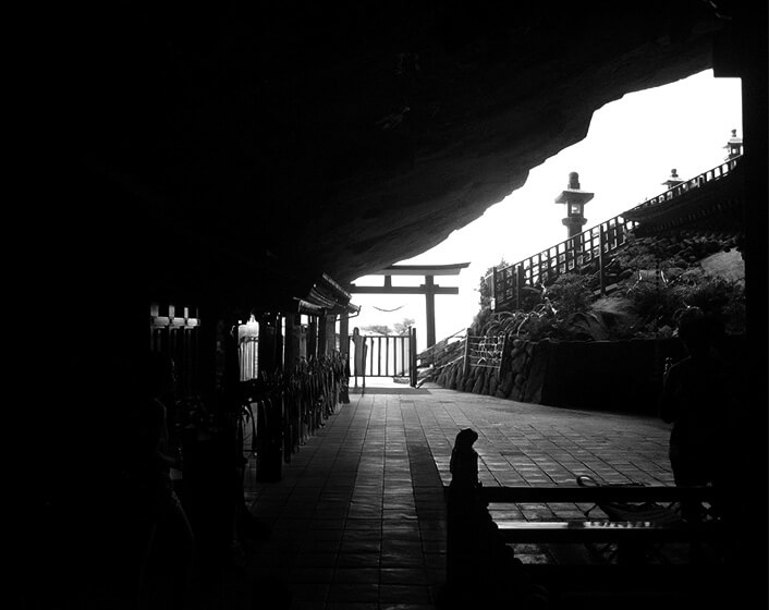 聖と性をつなぐ鵜戸神宮の洞穴の中から見える鳥居と海