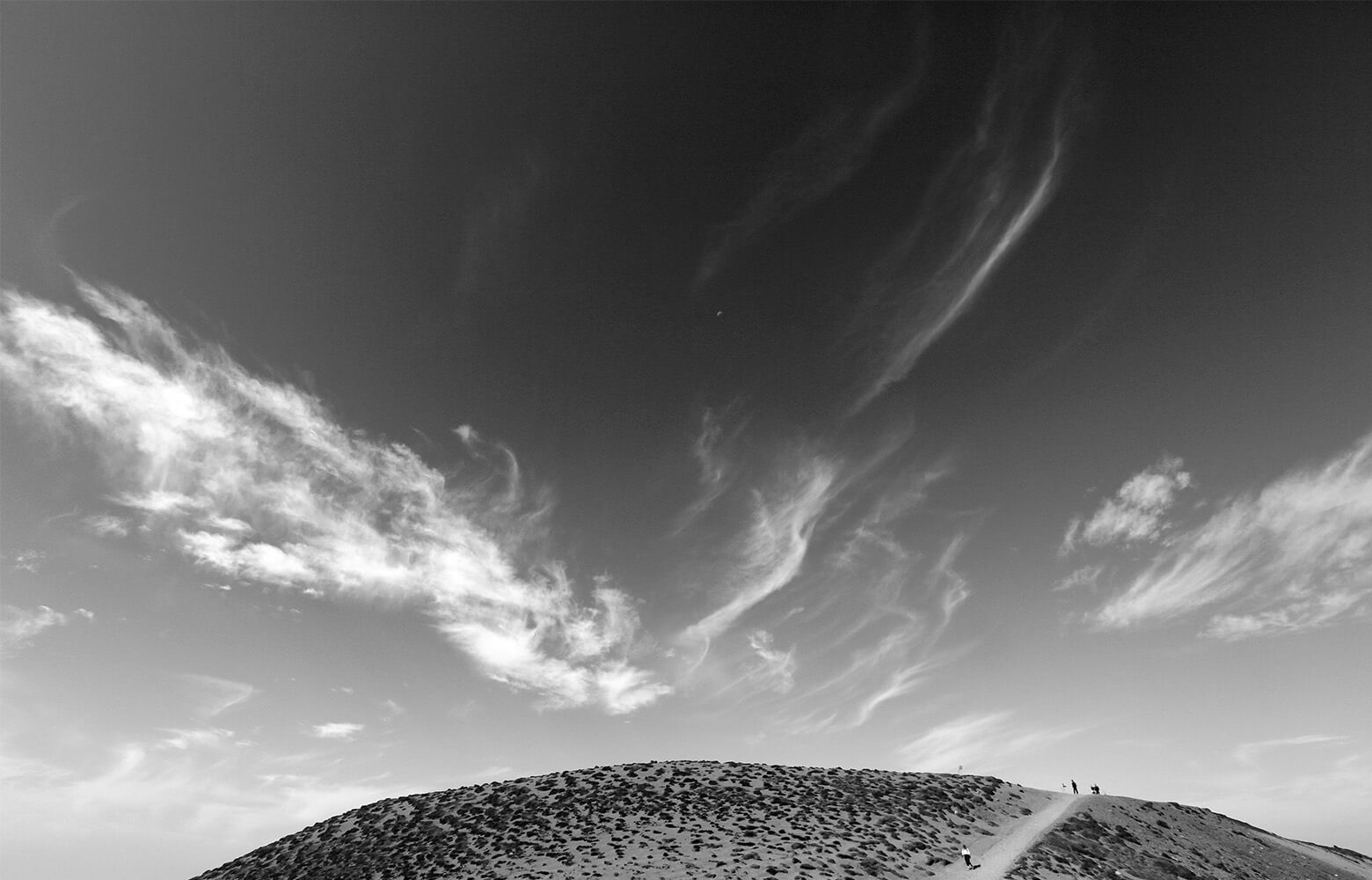 夕暮れの棚田の一角に設置された神楽台