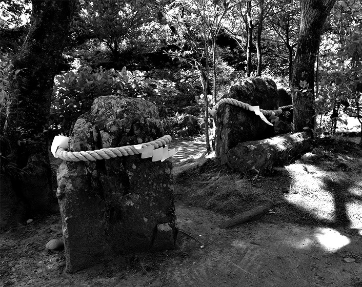 二つの岩にしめ縄が張ってある