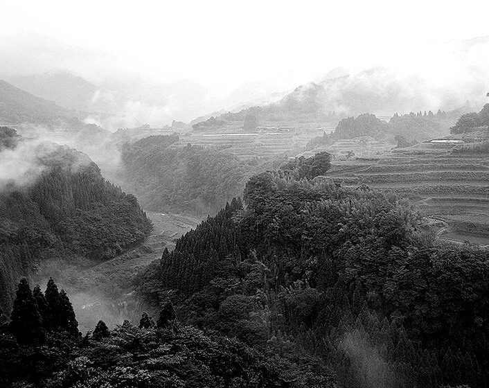 宮崎県北側に君臨する山々に降り注ぐ朝霧